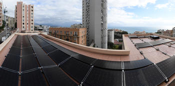 Pano Panneaux solaires revoires - Visite technique des panneaux solaires sur le toit de l'Ecole des Révoires.Crédit photo : Manuel Vitali © Direction de la Communication